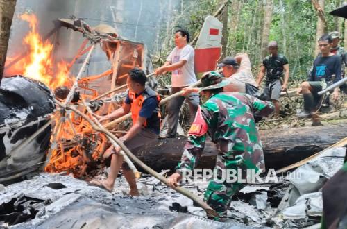 Upaya Pemadaman Api Pesawat Pelita Air yang Jatuh di Nunukan