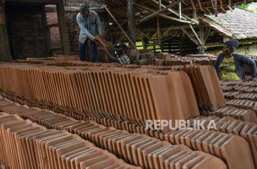 Wajah Semringah Perajin Genteng Majalengka Mendengar 'Gentengisasi'