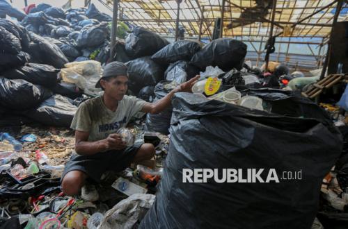 Melihat Proses Pemilahan Sampah Plastik untuk Daur Ulang di Tangerang