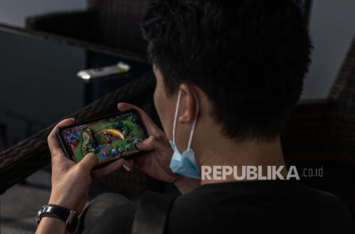 Sering Tatap Layar? Waspadai Risiko Floaters dan Kerusakan Mata