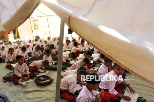 Sekolah Rusak Akibat Banjir Bandang, Siswa SDN 2 Langkahan Aceh Ujian di Tenda Darurat