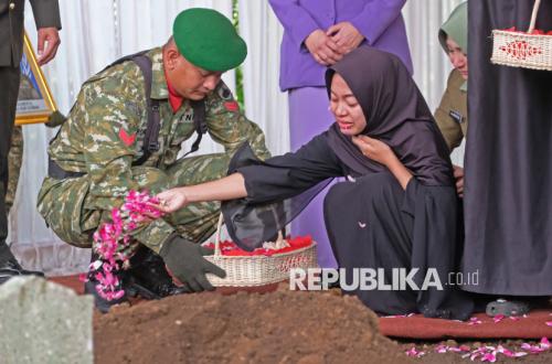 Suasana Haru Selimuti Pemakaman Tiga Prajurit TNI yang Gugur di Lebanon