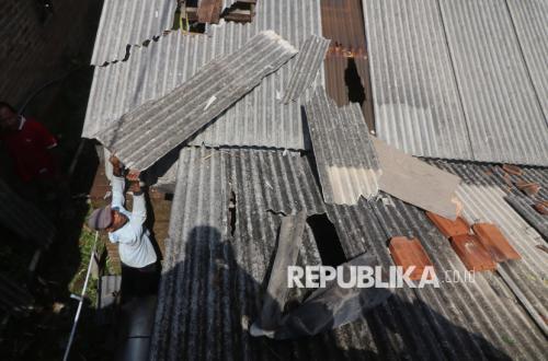 Puluhan Rumah di Lembang Porak-poranda Diterjang Angin Kencang