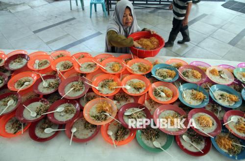 Masjid Raya Al-Mashun Medan Sediakan 1.500 Porsi Bubur Sup Gratis Selama Ramadhan