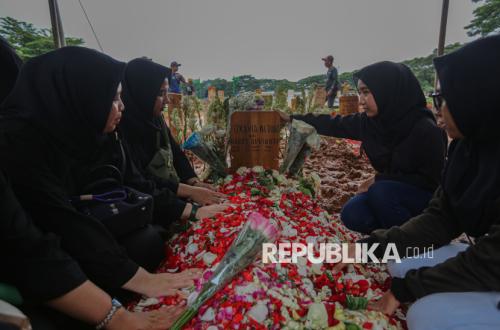 Penggemar dan Warga Turut Doakan Almarhum Vidi Aldiano di TPU Tanah Kusir
