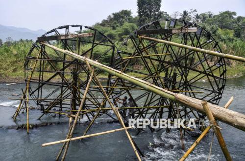Siasat di Tengah Kemarau, Petani Tasikmalaya Bangun Kincir Air untuk Irigasi Pertanian