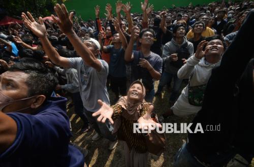 Ribuan Warga Ikuti Tradisi Sebaran Apem Yaa Qawiyyu di Klaten