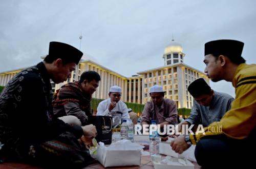 Hangatnya Kebersamaan di Istiqlal, Ribuan Paket Buka Puasa Dibagikan Gratis