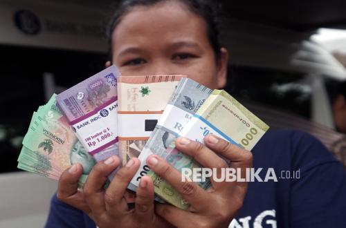 Layanan Penukaran Uang Baru Dipadati Masyarakat