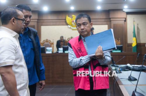 Jalani Sidang Perdana, Eks Ketua Ombudsman Hery Susanto Didakwa Terima Suap Rp4,85 Miliar