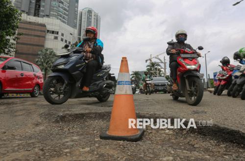 Banyak Jalan Rusak, Wagub Jakarta Minta Maaf Perbaikannya tak Langsung Permanen