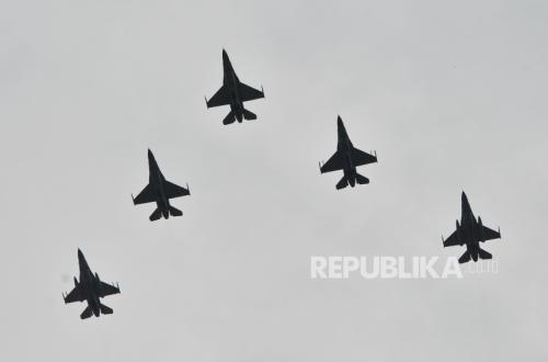 Jet Tempur F-16 TNI untuk Kali Pertama Mendarat di Jalan Tol