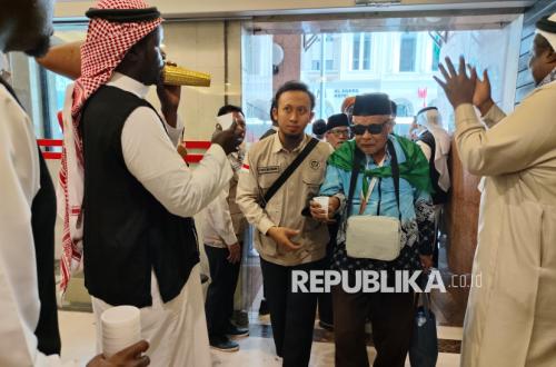 Dapat Hotel Tepat di Samping Pagar Masjid Nabawi, Jamaah Haji Asal Kepri Sujud Syukur