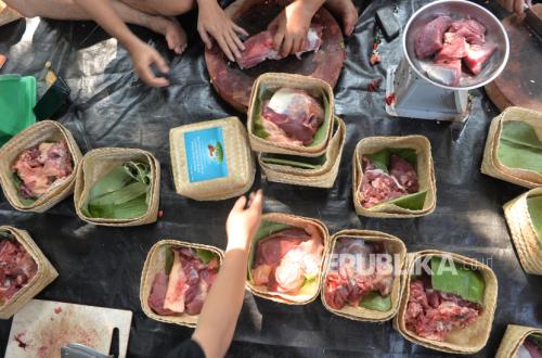 Non-Muslim Diberi Daging Kurban, Bolehkah?