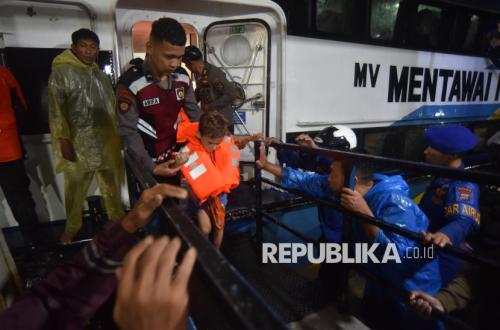 Tiga Jam Terjebak Badai, 250 Penumpang Mentawai Fast 01 Berhasil Dievakuasi