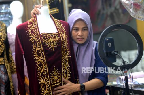 Istri Bekerja dan Suami Mengurus Rumah, Bolehkah?