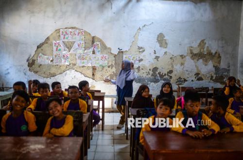 Di Balik Papan Tulis, Sebuah Penantian yang Belum Usai