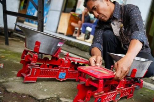 Disdag Kota Madiun Lakukan Tera Ulang Timbangan di Pasar Sleko