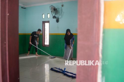 Pejuang Mushola kembali Jaga Kebersihan Tempat Ibadah di Tengah ‘Pegunungan Sampah’ |Republika Online