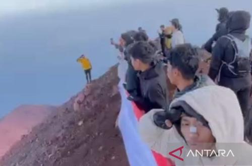 Peringatan HUT Ke-81 RI di Puncak Gunung Kerinci, Pendaki Bentangkan Merah Putih 30 Meter