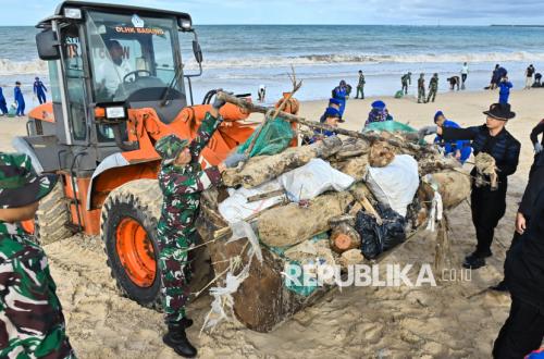 Ribuan Peserta Bahu Membahu Bersihkan Sampah Laut di Pantai Kedonganan Bali