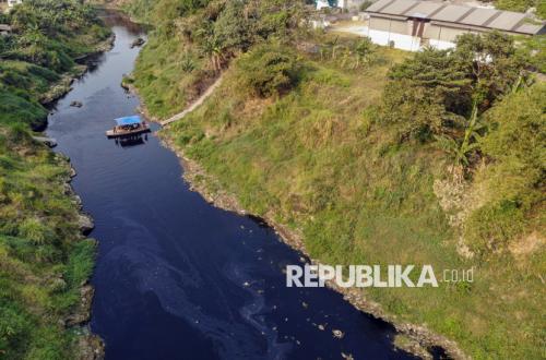 Sungai Cileungsi Menghitam dan Berbau, Diduga Tercemar Limbah Industri