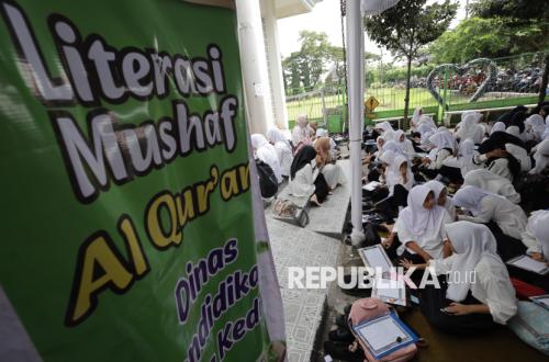 Ribuan Pelajar di Kediri Ikuti Gerakan Literasi Mushaf Alquran