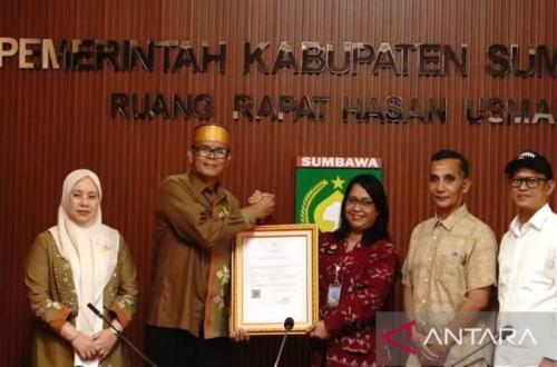 Pemkab Sumbawa Terima Sertifikat HAKI 55 Motif Tenun Kre Alang