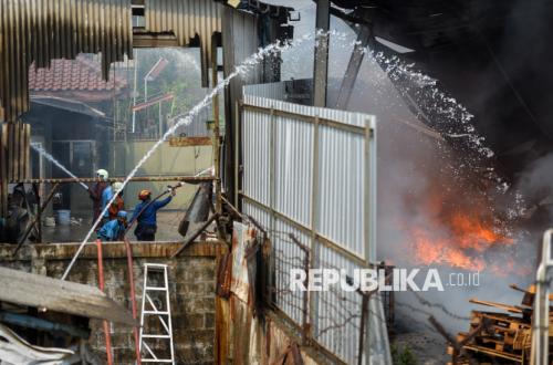 Kebakaran Pabrik Lampu di Tangerang, 15 Mobil Damkar Dikerahkan