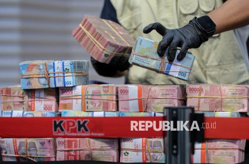 Mengapa Sebagian Daerah Maju, Sementara Lainnya Terjebak Korupsi?