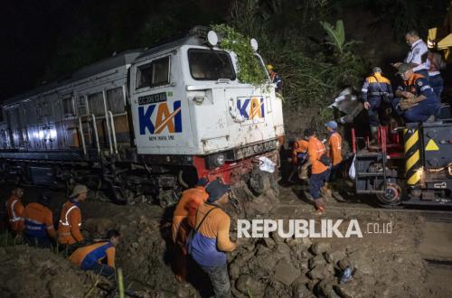 Melihat Proses Evakuasi KA Ciremai yang Anjlok di Bandung Barat