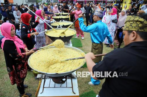 Gelar Melayu Serumpun Bagikan 1.000 Porsi Bubur Pedas untuk Warga