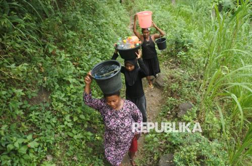 Warga Situbondo Tempuh 1 Kilometer Demi Mendapatkan Air Bersih