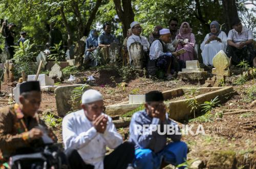Apakah Orang Mati Mendengar Dan Menjawab Salam Mereka Yang Masih Hidup?