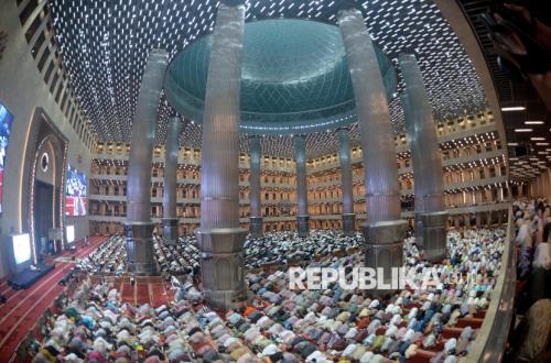 Kekhusyukan Tarawih Perdana di Antara Beda Hari dan Sama Hati