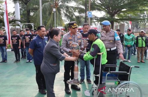 Polresta Bandara Soetta Beri Bantuan Kaki Palsu untuk Ojol Disabilitas