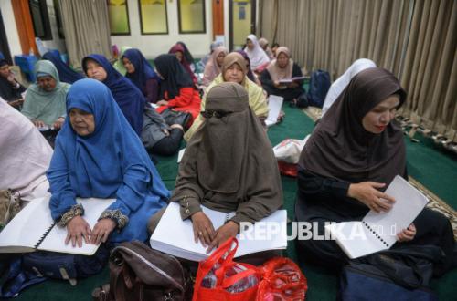Semangat Mengaji Tanpa Batas, Ratusan Tunanetra Ikuti Tadarus Alquran Braille