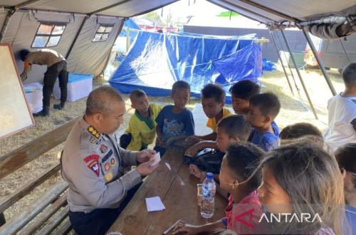 Polri Gelar Trauma Healing untuk Anak Pengungsi Gempa Manggarai