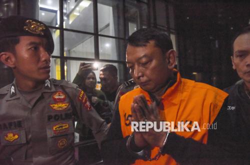 Penampakan Ketua PN Depok Kenakan Rompi Tahanan Usai Terjaring OTT KPK