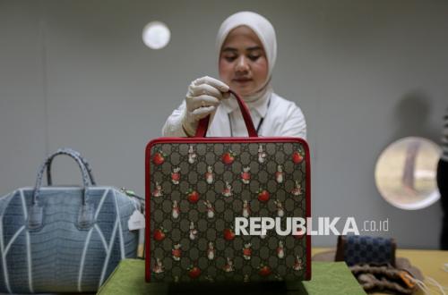 KPK Pamerkan Barang Rampasan Korupsi, dari Tas Branded hingga Mobil Mewah