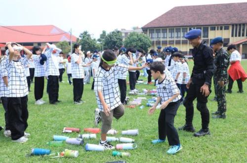Brimob Polda Sumut Bekali Siswa SMP Materi Kepemimpinan dan Kedisiplinan