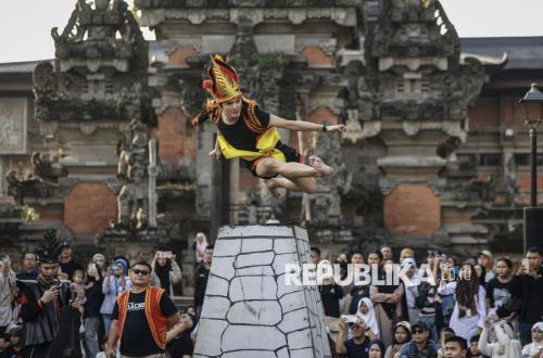 Atraksi Lompat Batu Nias Meriahkan Pekan Raya Kaya Budaya di TMII