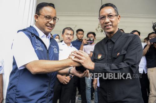 Gubernur DKI Jakarta Anies Baswedan (kiri) bersama Kepala Sekretariat Presiden yang juga Pj Gubernur DKI Jakarta terpilih Heru Budi Hartono bersalaman usai melakukan pertemuan di Balai Kota Jakarta, Rabu (12/10/2022). Heru Budi Hartono mendatangi Balai Kota Jakarta untuk bersilaturahim sekaligus berdiskusi seputar isu Kota Jakarta dengan Anies Baswedan. Republika/Putra M. Akbar