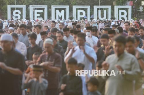 Ribuan Warga Bogor Ikuti Sholat Idul Adha di Lapangan Sempur