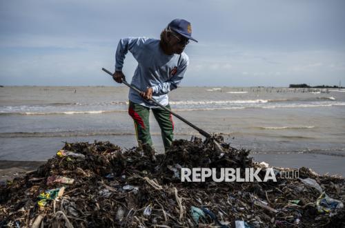 Aksi Bersih Sampah Laut Digelar di Pantai Tambak Lorok