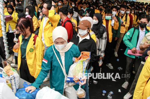 Ribuan Paket Sembako Dibagikan untuk Mahasiswa Terdampak Karhutla