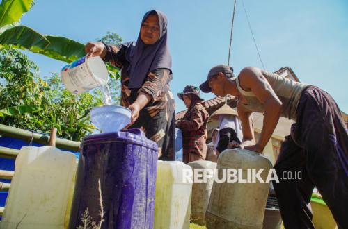 Kekeringan Meluas, Warga Lumajang Mulai Terima Bantuan Air Bersih