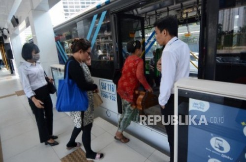 Penumpang naik bus Transjakarta. PT Transportasi Jakarta (Transjakarta) menargetkan jumlah rata- rata penumpangnya mencapai 1 juta pada 2020. 