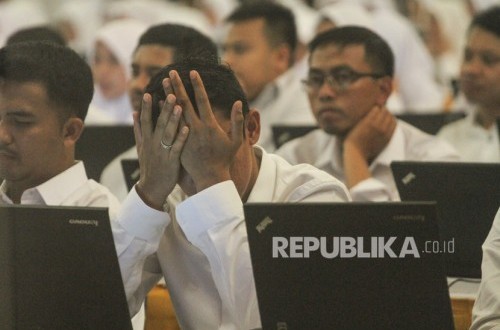Sejumlah peserta mengikuti Seleksi Kemampuan Dasar (SKD) Computer Assisted Test (CAT) untuk Calon Pegawai Negeri Sipil (CPNS) di Hotel Bumi Wiyata, Depok, Jawa Barat, Rabu (12/2/2020).