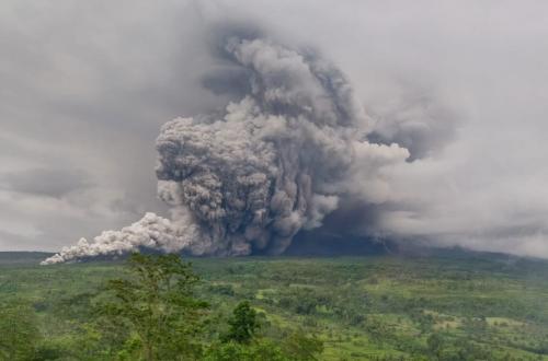 Gunung Semeru Erupsi, Letusan Setinggi 1 Kilometer di Atas Puncak